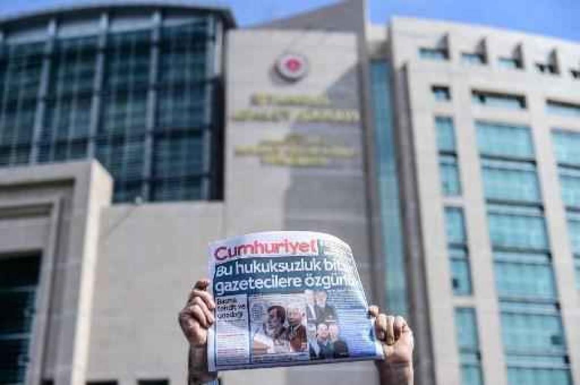 Meer dan drie jaar cel voor hoofdredacteur van Turkse krant Cumhuriyet online