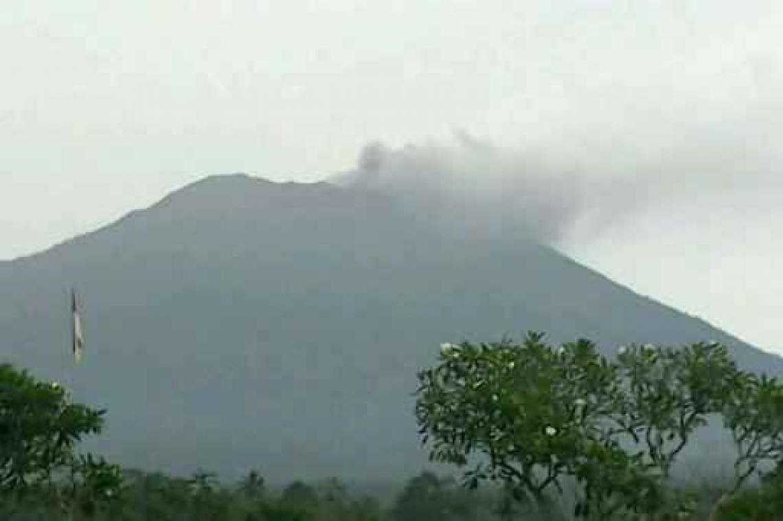 Vulkaan spuwt weer as op vakantie-eiland Bali