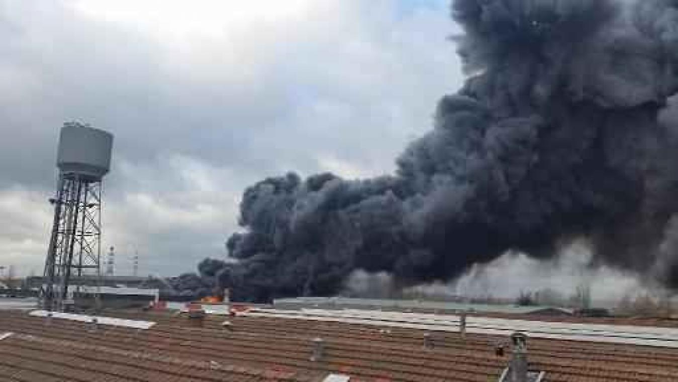 Fabrieksbrand Vorst onder controle, provinciaal rampenplan van kracht