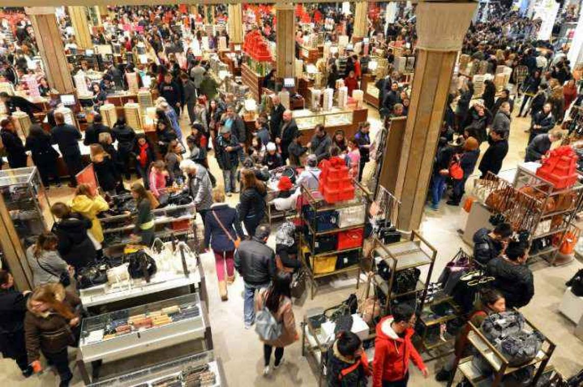 Werknemers proberen uniform te verkopen voor Black Friday