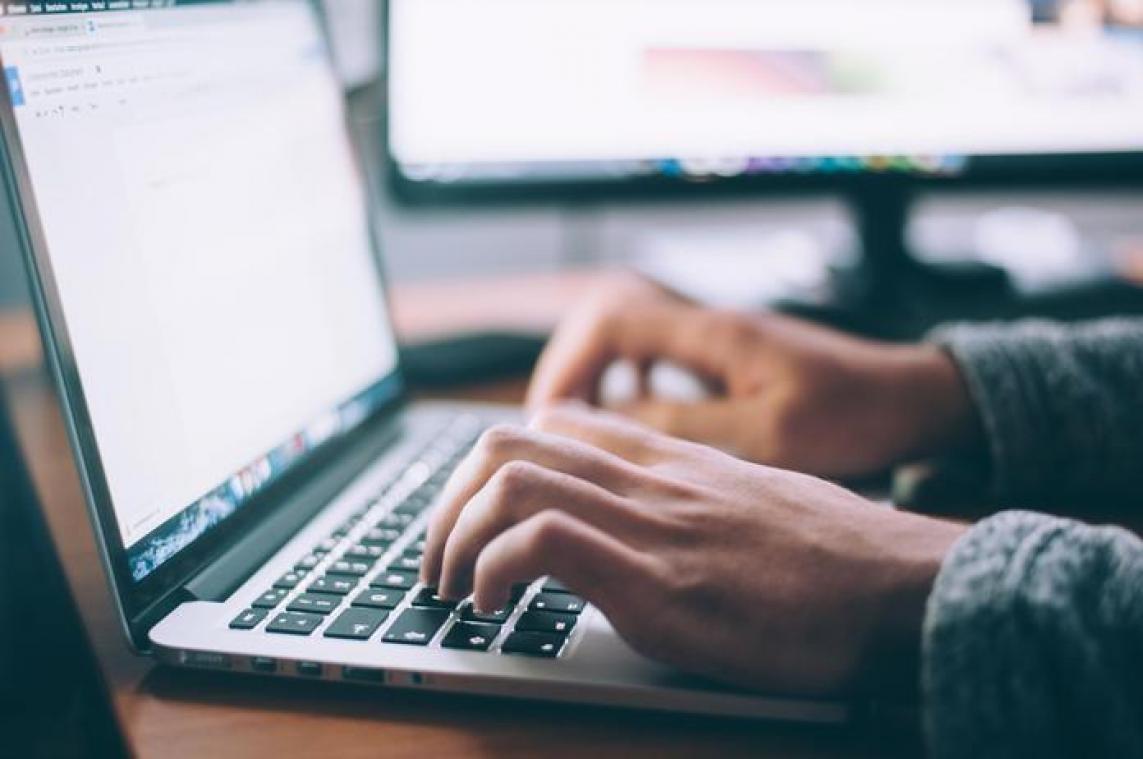 Een Belg op drie kreunt onder digitale informatiegolf