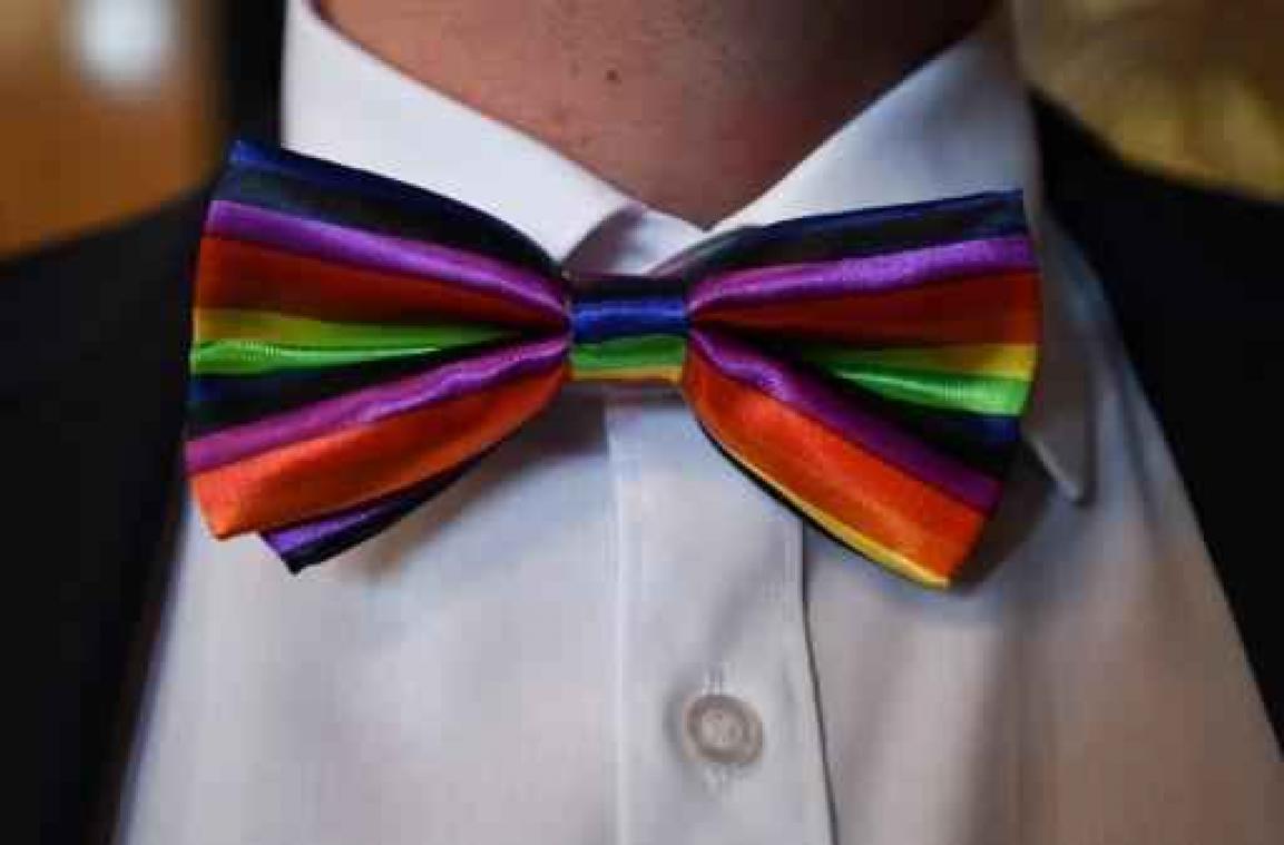 Homoseksuele mannen beginnen later aan seks dan hetero's