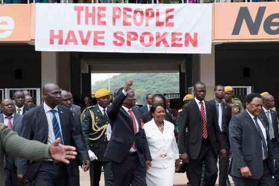 Emmerson Mnangagwa nu ook officieel Zimbabwaans president