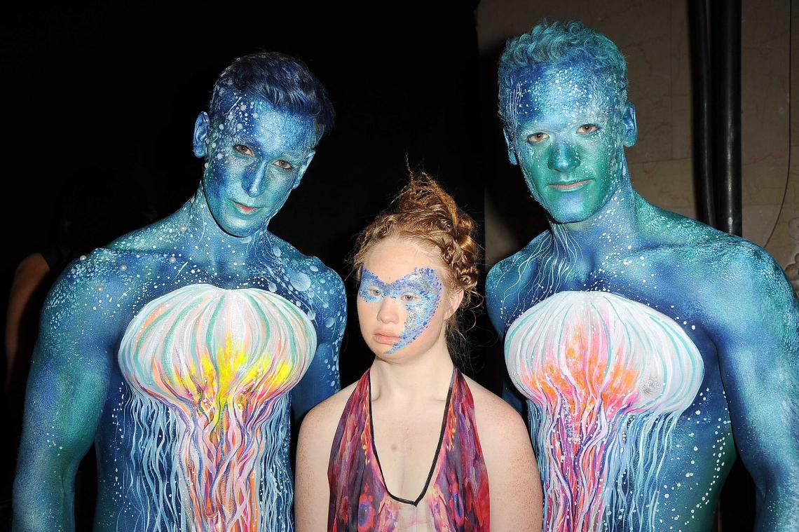 Model met Down straalt op catwalk NY Fashion Week
