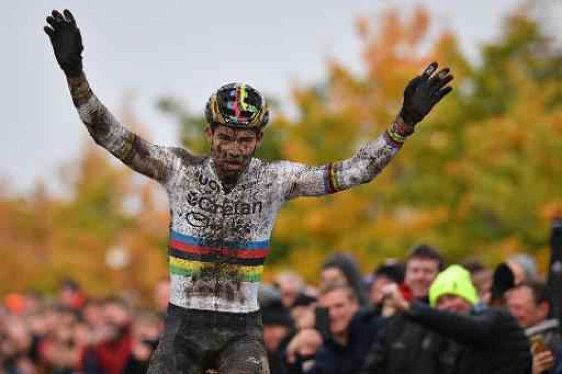 Wout van Aert pakt in Duitse Zeven de zege in WB veldrijden