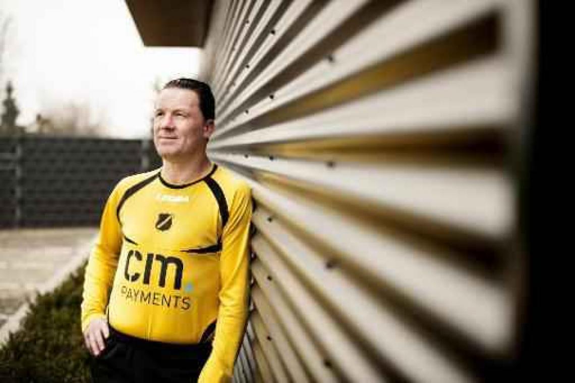 Nederlandse voetbalbond schorst NAC-trainer Stijn Vreven voor één duel