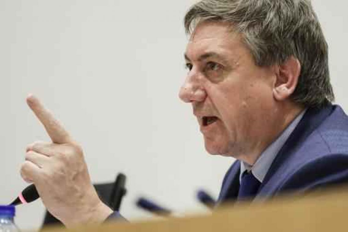 Jambon wil spoorwegpolitie op de trein, niet in het station