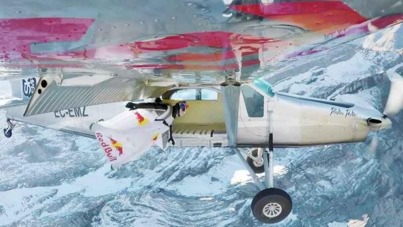 VIDEO. Tweetal springt met wingsuit van berg en landt in vliegtuigje