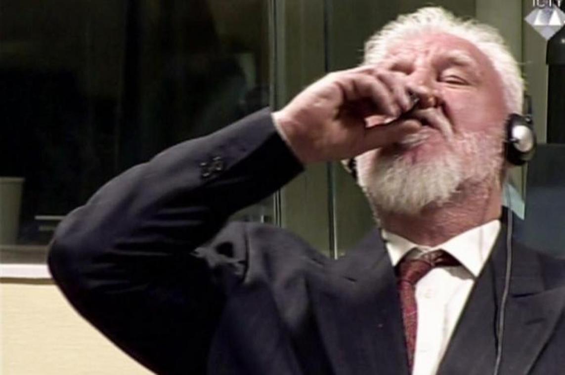 Oorlogsmisdadiger drinkt gif tijdens rechtszaak