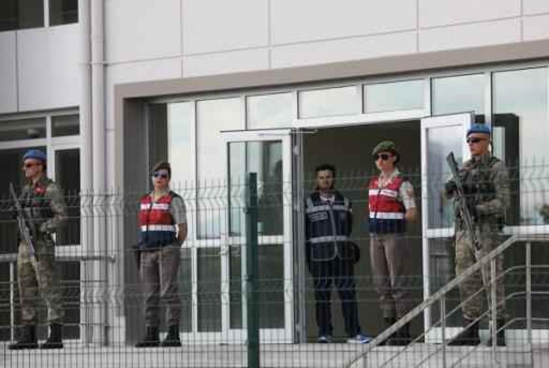 Vijftig Turkse militairen opgepakt