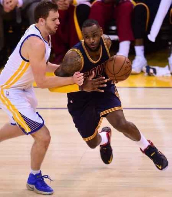 James en Love leiden Cleveland naar tiende opeenvolgende NBA-zege