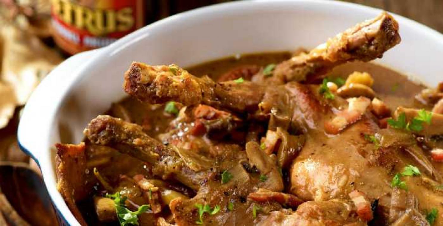 Parkkonijn met bruin bier en champignons