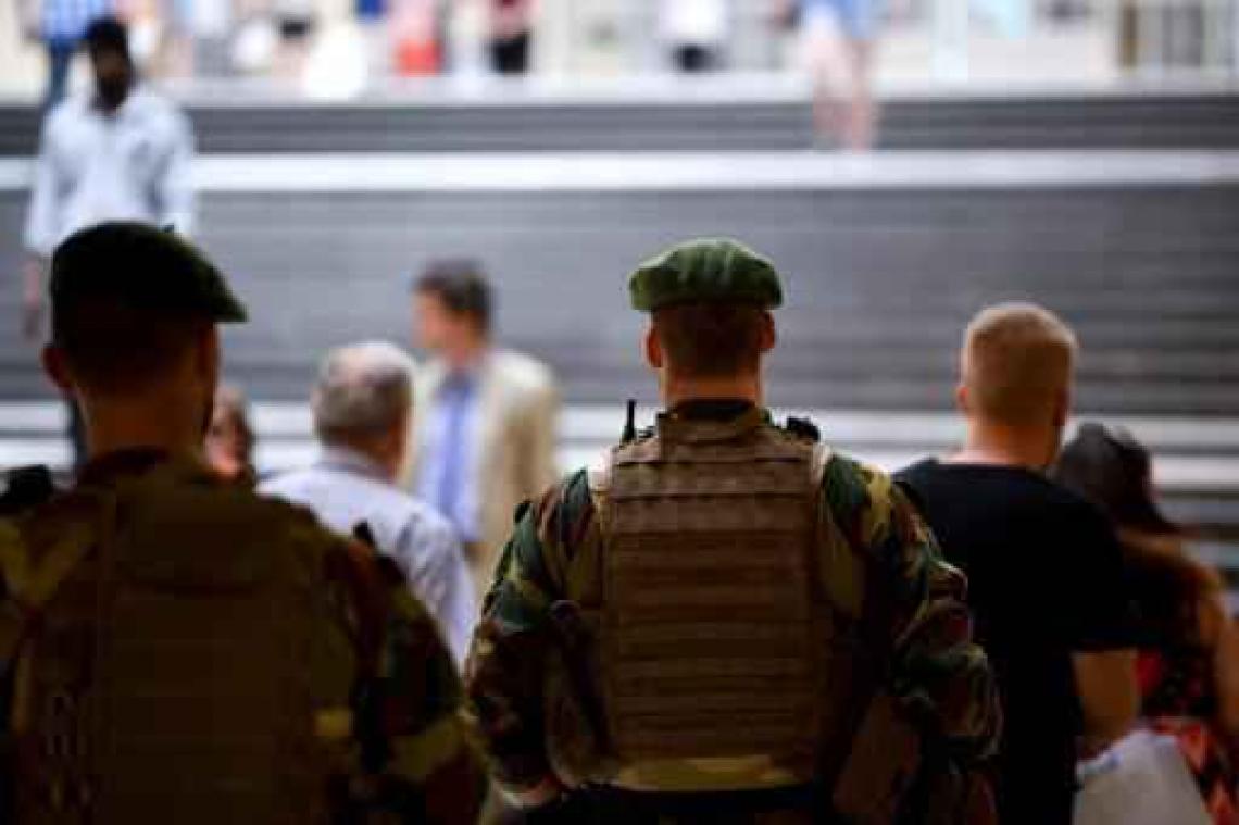 Militairen blijven nog maand langer op straat