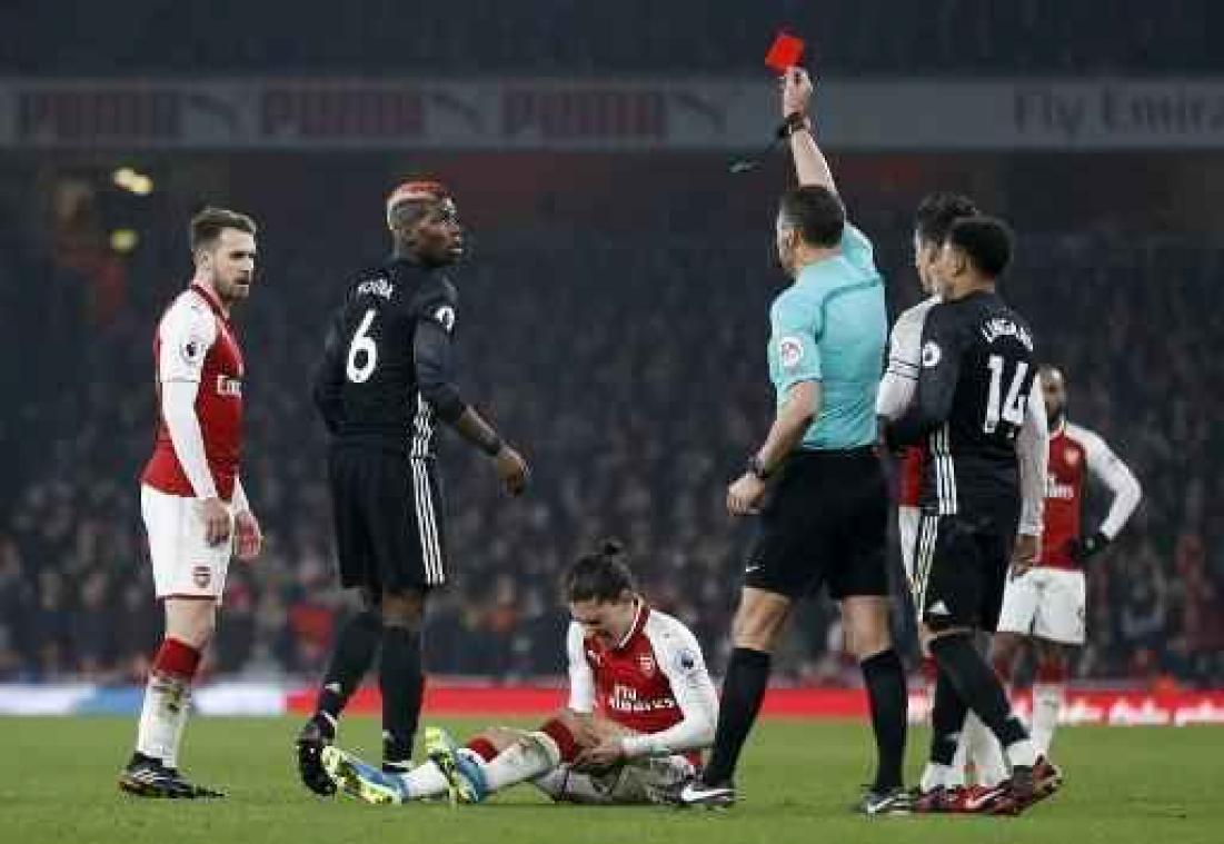 Belgen in het buitenland - Manchester United met tien man voorbij Arsenal