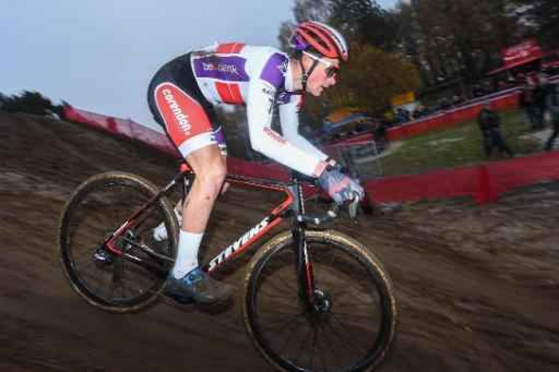 Zilvermeercross - David van der Poel maakt zegegebaar in Mol