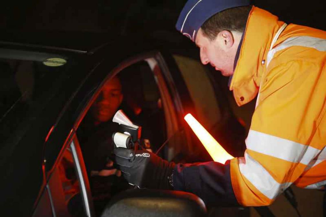 Weyts richt pijlen op apps die locatie van controles delen