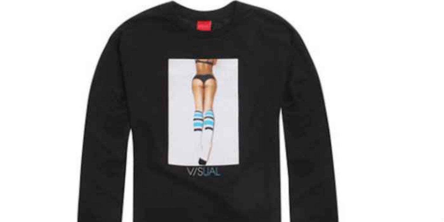  Bezorgde moeder koopt alle T-shirts met halfnaakte vrouwen op
