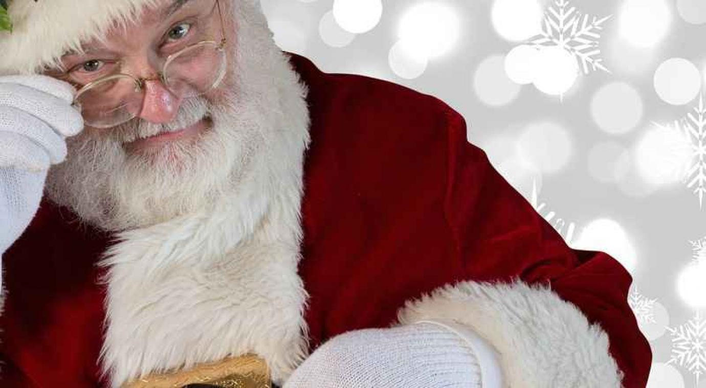 VIDEO. Skydivende kerstman komt ongelukkig ten val