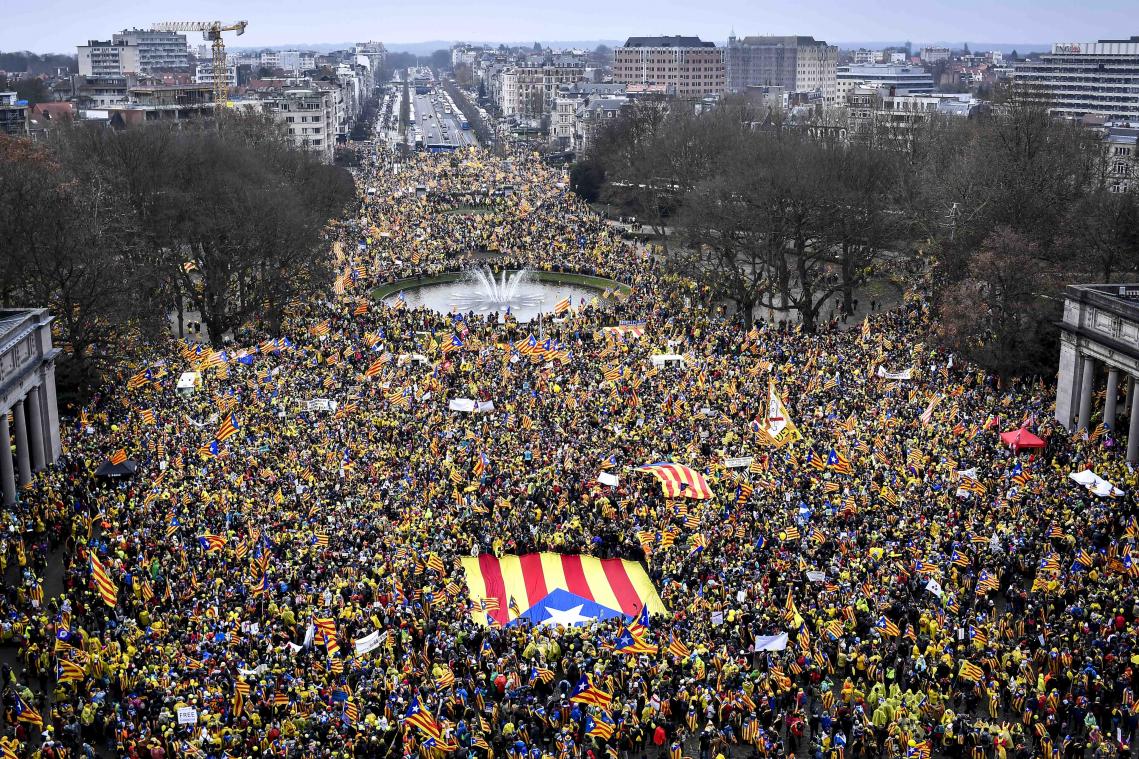 Meer dan 40.000 Catalanen kleuren Brussel geel en rood