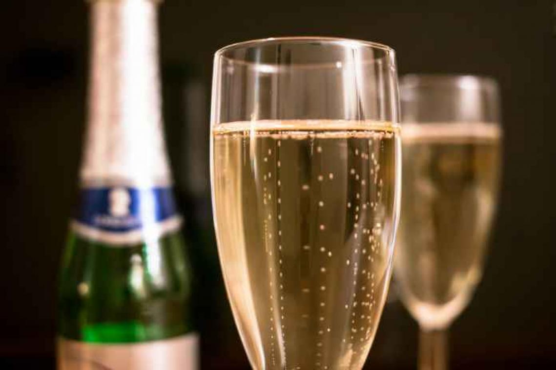 Daarom smaken bubbels in een glas beter dan in een beker