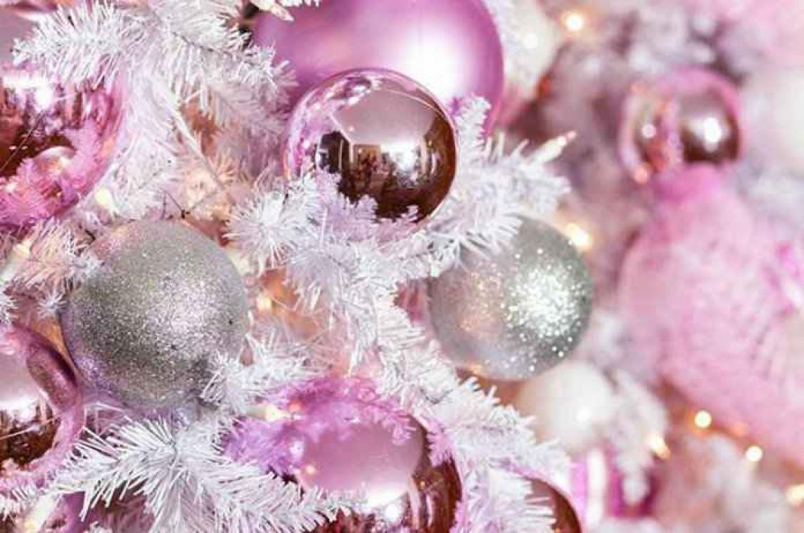 Steeds meer mensen zetten een roze kerstboom