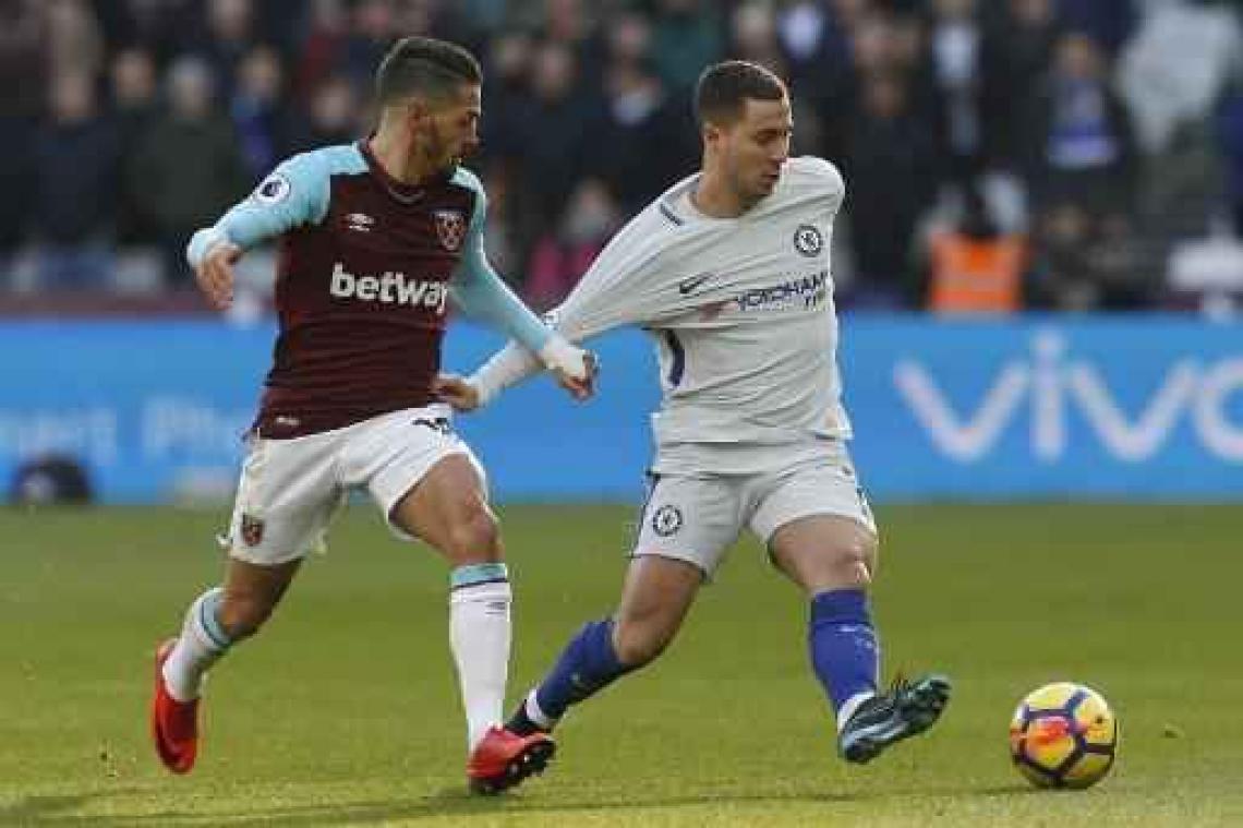 Thibaut Courtois en Eden Hazard kopje onder met Chelsea in Londense stadsderby