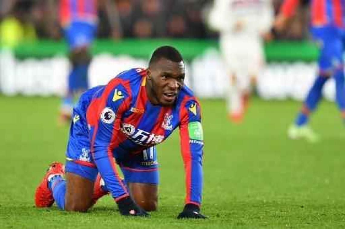 Belgen in het buitenland - Benteke ligt onder vuur na misser: "Hij mocht penalty niet nemen"