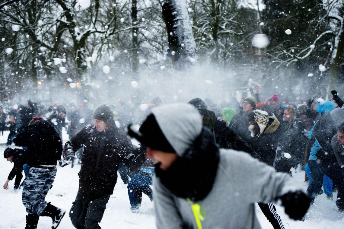 Sneeuwballengevecht wordt afgelast door te veel sneeuw
