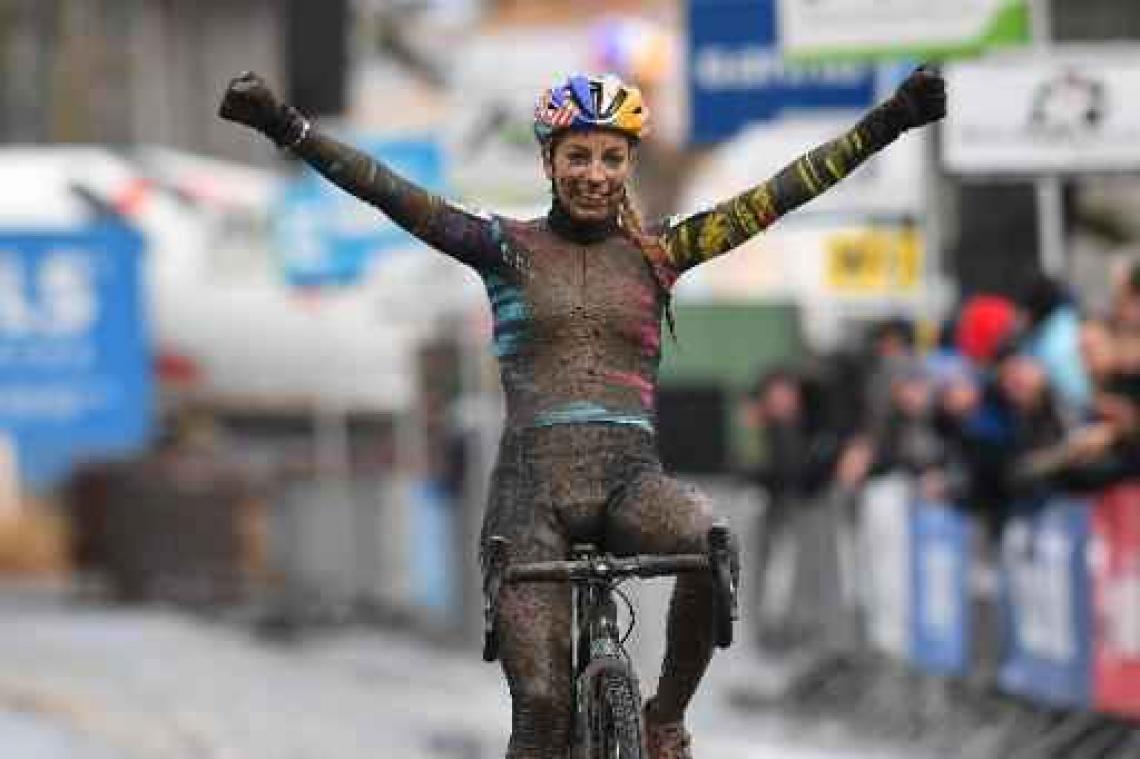 Druivencross - Pauline Ferrand-Prévot pakt de bloemen in Overijse