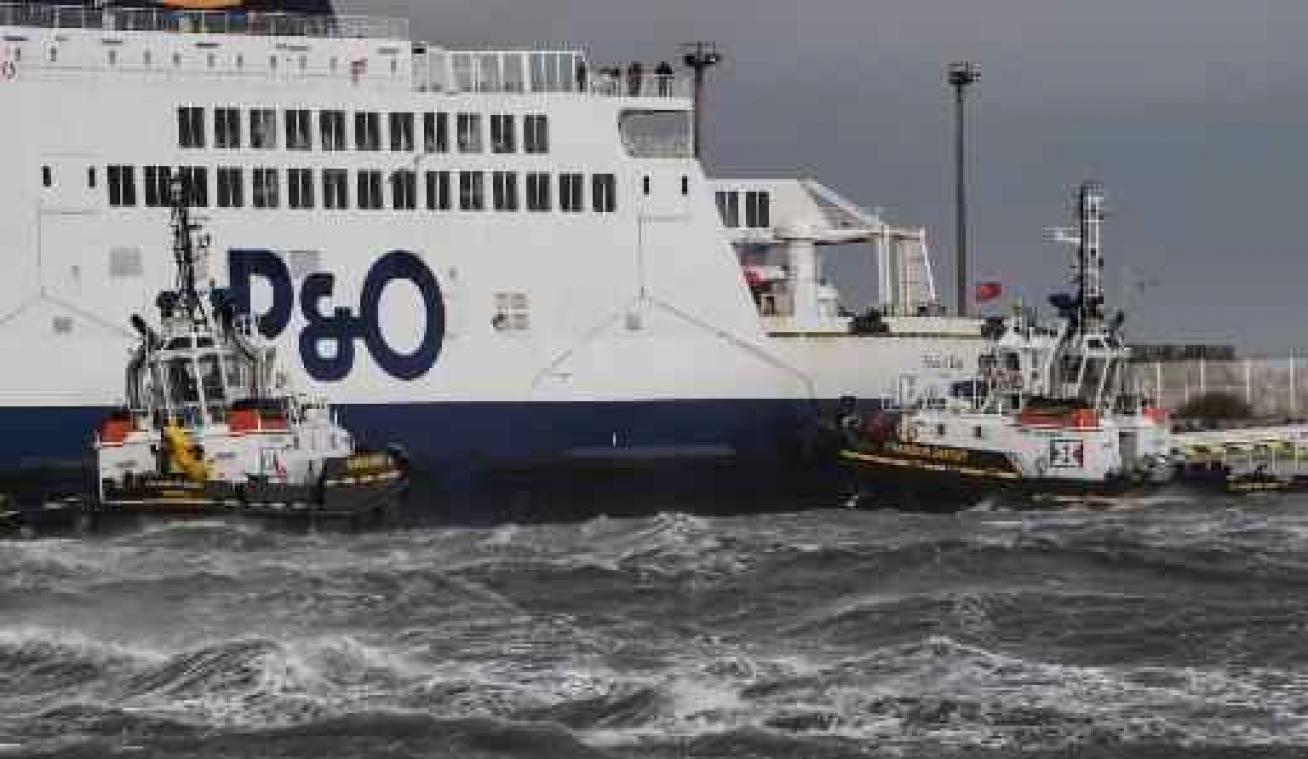 Ferry vastgelopen in Calais: boot is naar de kade gesleept