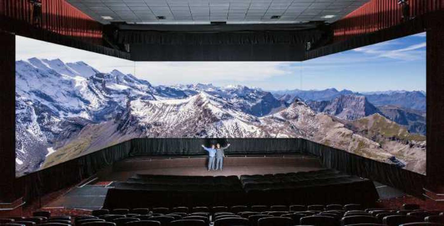 Drie schermen voor de cinema van de toekomst
