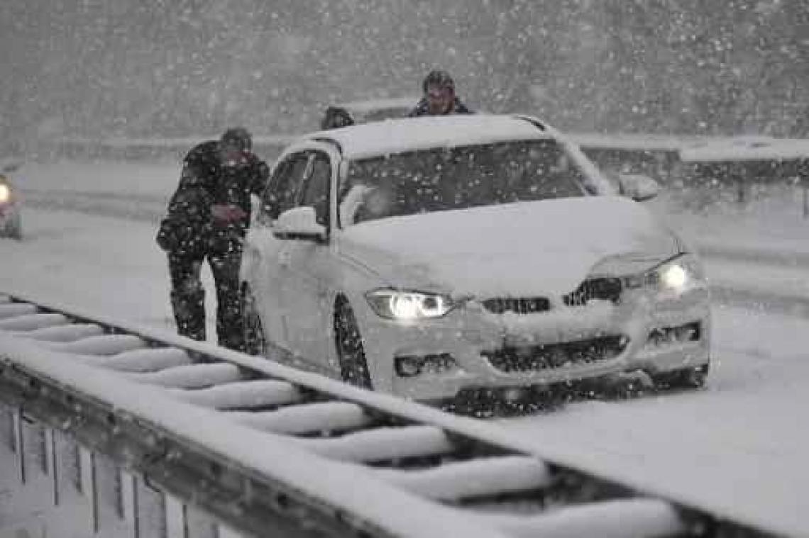 Sneeuw zorgt voor storingen bij MIVB, Brusselse tunnels afgesloten