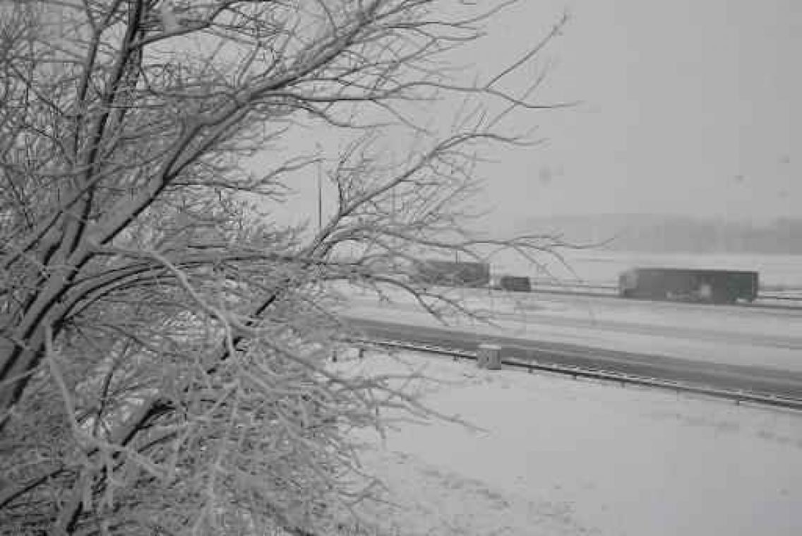 Luchtvaart verstoord door sneeuwval, ijspiste op Antwerpse Groenplaats ontruimd
