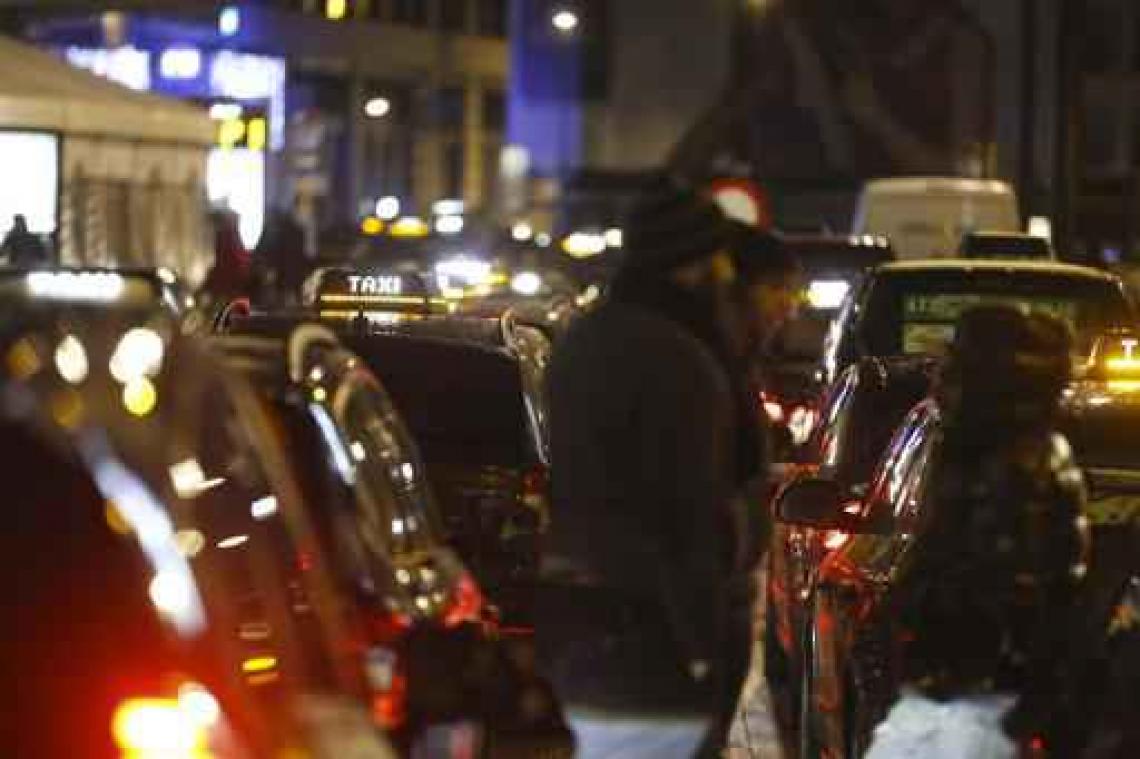 Tientallen taxichauffeurs protesteren in Brussel tegen Uber