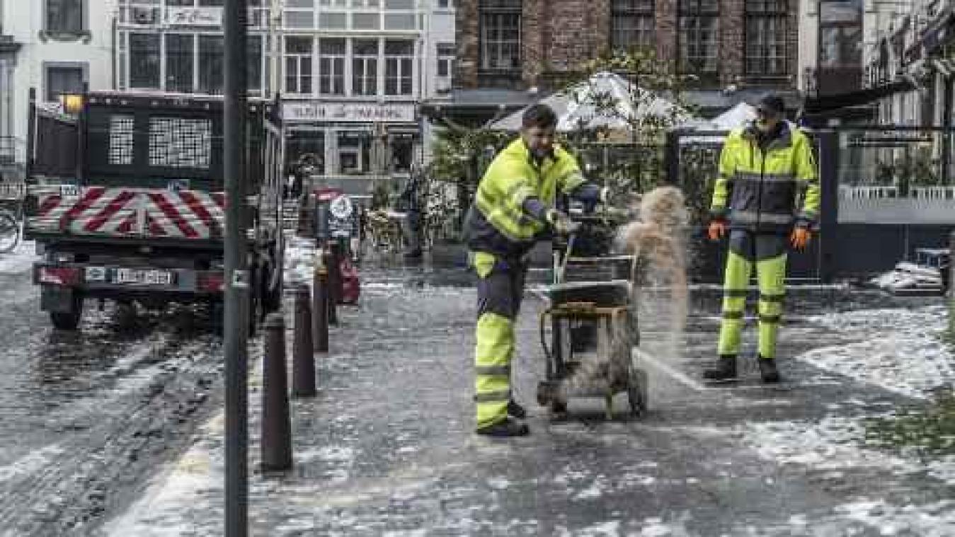 Waarschuwing voor gladde wegen tijdens avondspits