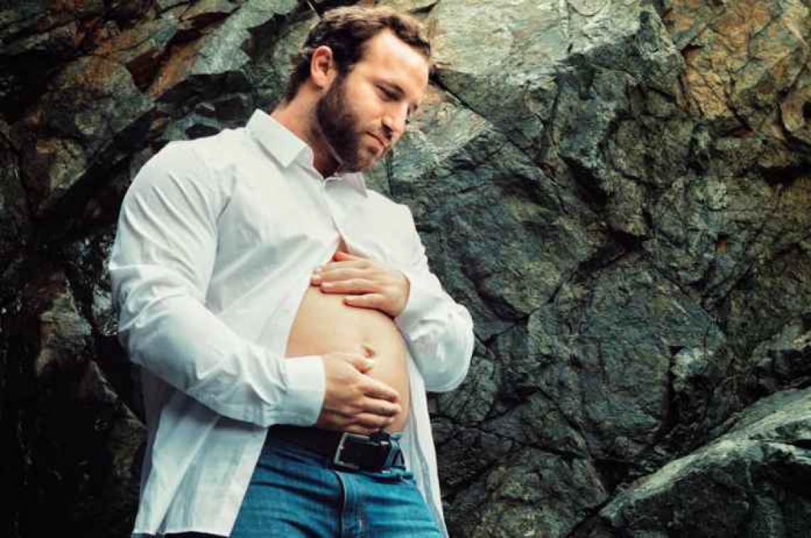 Man met 'foodbaby' toont zich van zijn beste kant in zwangerschapsshoot