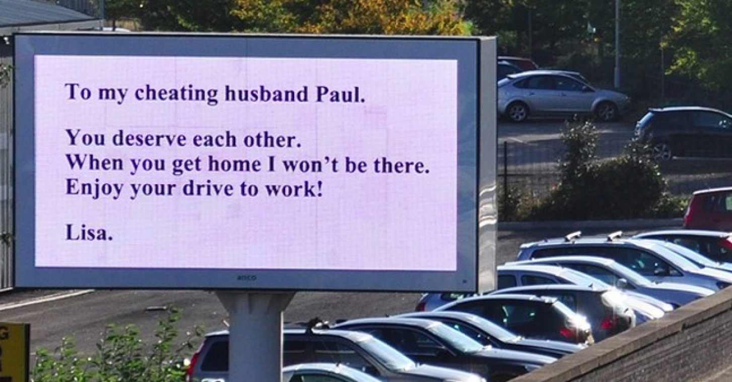 Way to go: Vrouw huurt groot verkeersbord aan snelweg om man te dumpen
