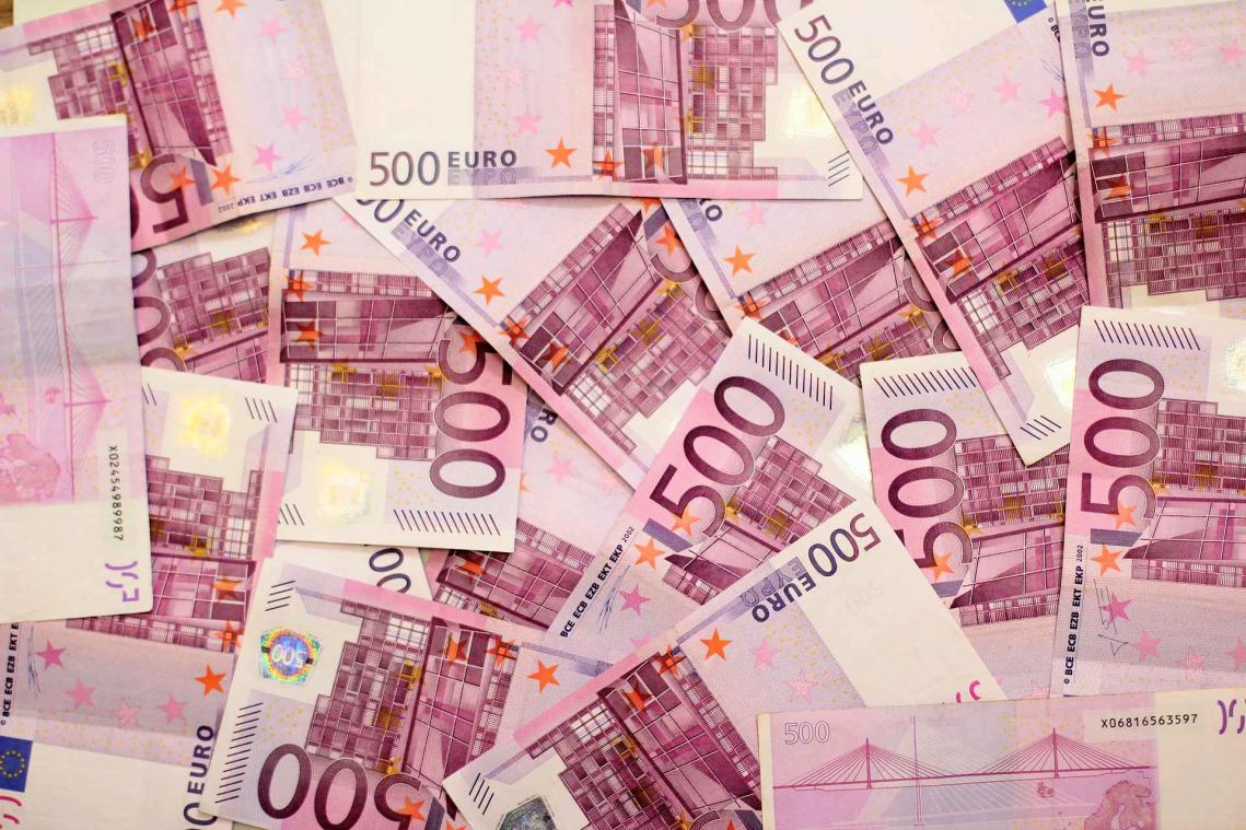 Dakloze man vindt' twee zakken met geld