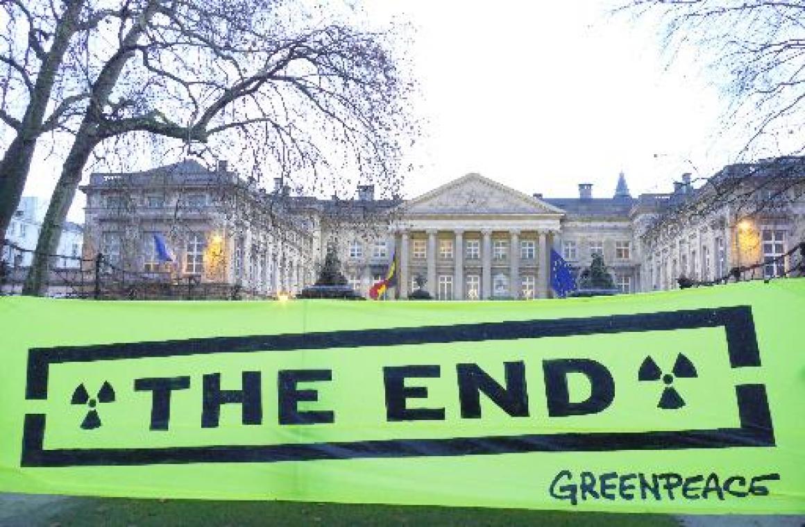 Greenpeace herinnert ministers met groot spandoek in Wetstraat aan kernuitstap