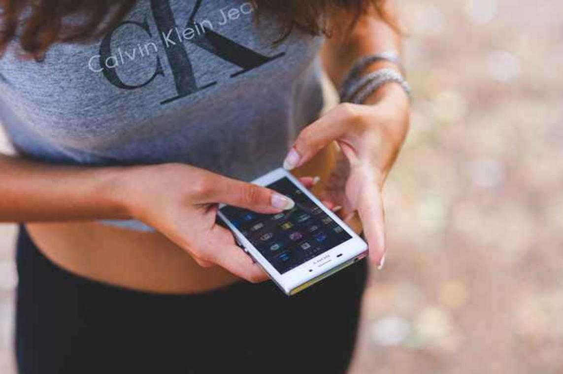 Jongeren massaal aan de bril door smartphone