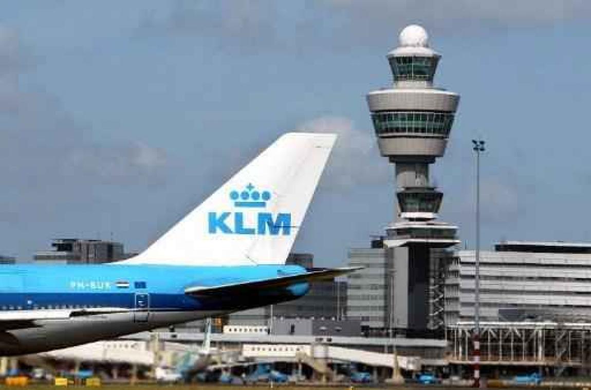 Man met mes neergeschoten op Schiphol