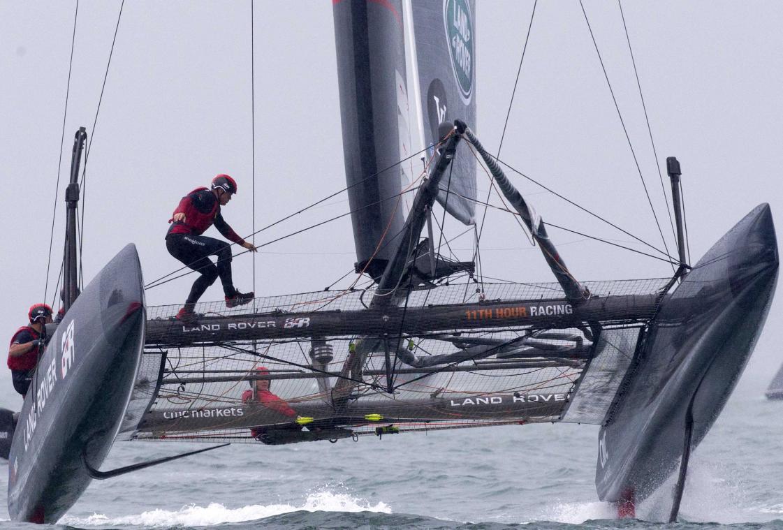 Zeiler van gekapseisde boot zwemt vier uur naar de kust