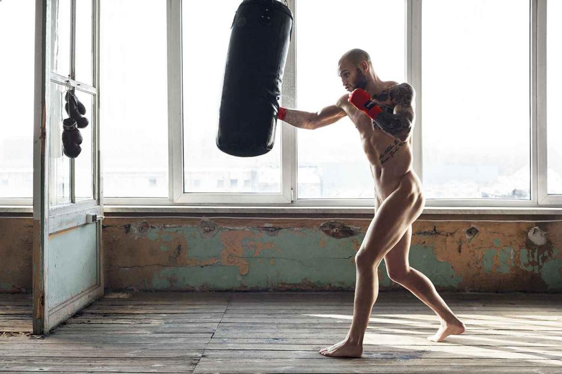 IN BEELD. Atleten gaan naakt voor knappe kalender