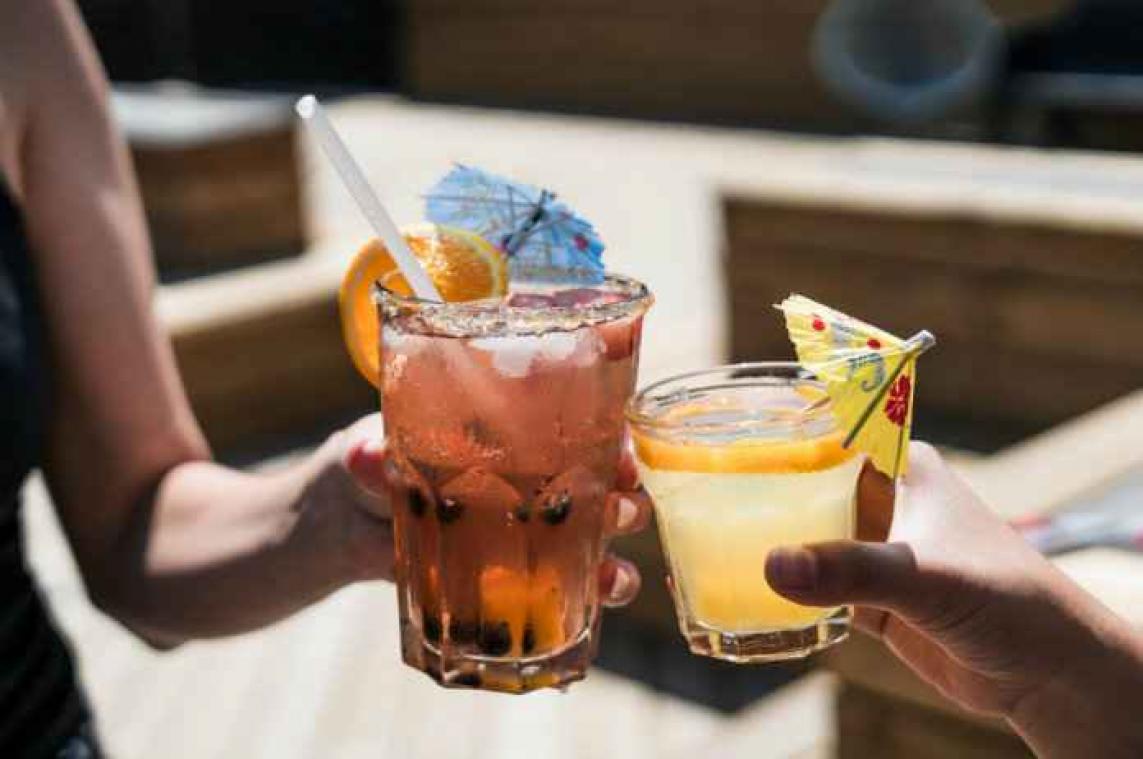 Vrienden die samen drinken blijven langer bevriend