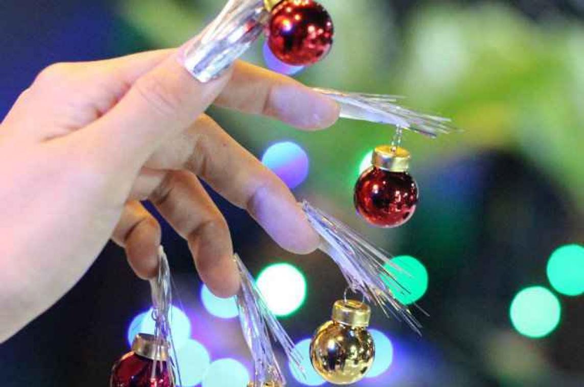 Dit is de nieuwste kersttrend: kerstballen voor je nagels