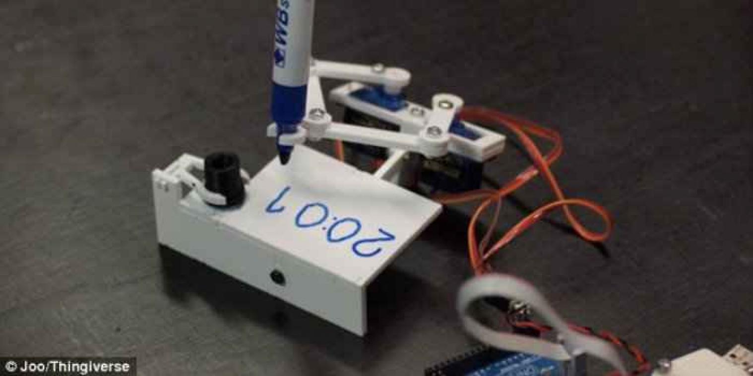 Robotklok schrijft de tijd en veegt het uit
