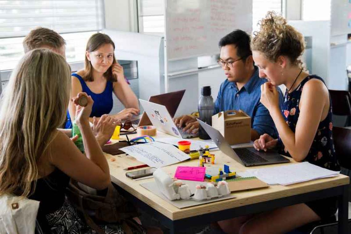 De collega naast je bepaalt je prestaties op het werk