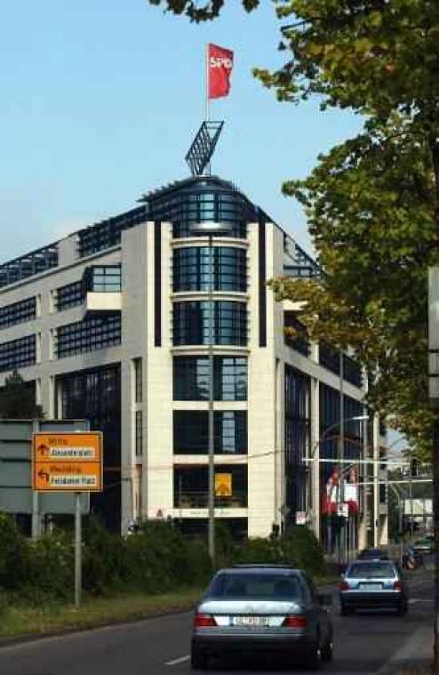 Auto rijdt in op partijhoofdkwartier SPD