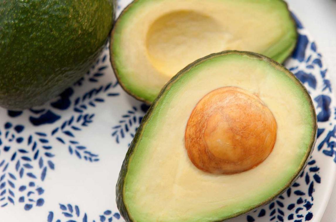 Waarom we allemaal massaal de avocadopitten moeten opeten