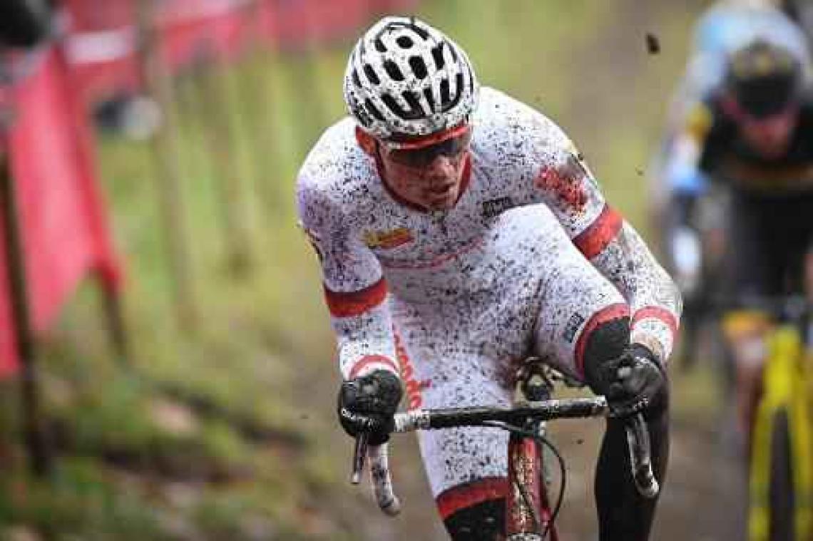 Mathieu van der Poel gaat met veldritzege aan de haal in Heusden-Zolder